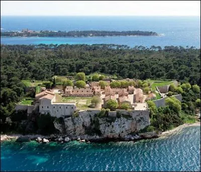 C'est la plus grande des quatre les de Lrins, face  Cannes. Elle a servi de prison au lgendaire Masque de fer et on y trouve de trs belles forts d'eucalyptus et de pins. Le temps s'arrte sur...