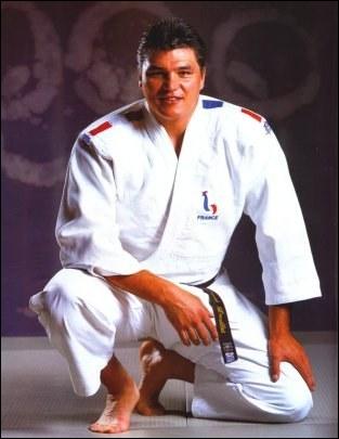 Au cours de sa carrire le judoka David Douillet remporta 4 fois le titre de champion du monde et fut 2 fois mdaill d'or olympique. Au cours de quels jeux ?