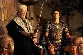 Comment s'appelle-t-il et qui est-il pour les deux jeunes hommes ?