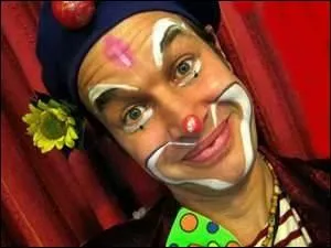 Jojo-le-Bafouilleur fait des progrs avec le Pre Spicace.  Son visage a l'air trs content . Que diriez-vous ?