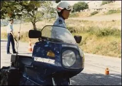 En 1976, quelle �tait la marque, des premi�res motocyclettes de la Gendarmerie Nationale, avec un car�nage ?