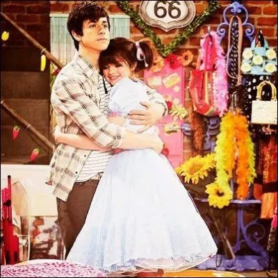 Qui est sur la photo avec Selena ?