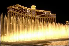 Le Bellagio est un htel ayant pour thme l'Italie. Quelle attraction n'existe pas au Bellagio ?