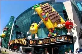 Le M&M's World est un des nombreux magasins du Showcase Mall. Outre celui de Las Vegas, M&M's World a ouvert ses portes  New York, Orlando et Londres. Combien d'tages possde celui de Las Vegas ?
