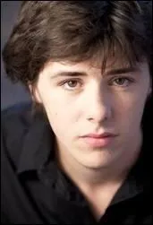 Qui embrasse Malory la deuxime fois qu'il la voit ?