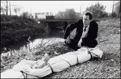 Pourquoi faut-il ajouter du lest quand on jette un cadavre de vieillard dans la rivire ?