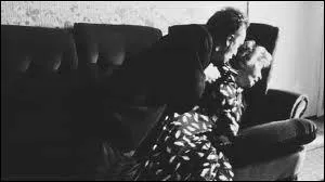 Comment appelle-t-il la vieille dame qu'il est en train de tuer ?