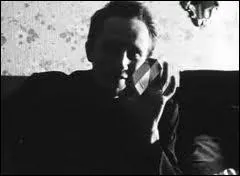 Qu'est-ce que Ben tient en main (tout fier) aprs le meurtre de la mamy ?