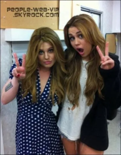 De quoi aime-t-elle discuter avec ses amies ?