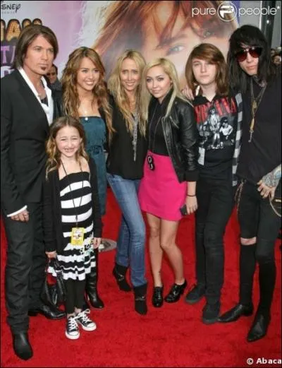 Quels sont les noms de ses 5 frres et soeurs ? (Tout le monde dit 4, mais non, elle a un demi-frre en plus ! )