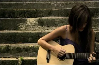 De quel(s) instrument(s) joue-t-elle ?