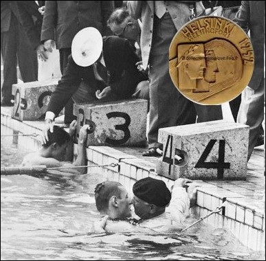 Toujours à Helsinki, le nageur français Jean Boiteux remporte le 400 m nage libre. Qui se jette dans la piscine tout habillé avec lui, pour fêter cette victoire lors de l'arrivée de la course ?