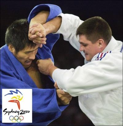 Quelle était la nationalité du judoka affronté lors de sa finale victorieuse en poids lourds, par David Douillet en 2000 à Sydney ?