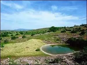 Tous au Larzac ! paysages magiques et mystrieux. Comment appelle-t-on ces formations rsultant de l'rosion du karst et servant d'abreuvoirs aux moutons. Certaines sont amnages en rives.