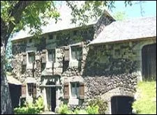 A une heure de Clermont-Ferrand, la charmante bourgade de Loubaresse vous propose une visite dpaysante dans une ferme comuse. Quel est le pont qui se situe  proximit ?