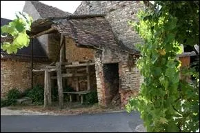 Illustration absolument pittoresque pour une construction utilise par le marchal-ferrant dans nos campagnes. De quoi s'agit-il ?