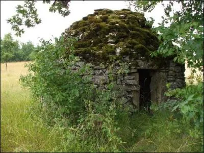 Rendons-nous pour une fois encore dans le dpartement du Lot. Je sais que j'exagre mais, avouez que vous ne manquerez pas de reprer cette ancienne construction. Comment la nomme-t-on ?