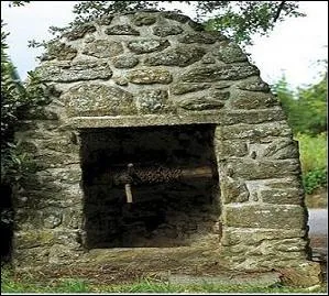 Ce puits se trouve sur la commune de Lancieux situe dans les Ctes-d'Armor. Comment nomme-t-on sa construction caractristique ?