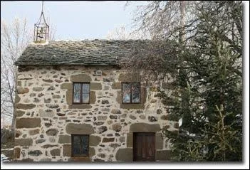 Une belle restauration pour cette toiture. Les artisans de Saint-Paulien, en Haute-Loire, perptuent la tradition des couvertures en pierres plates que l'on dsigne sous le nom de :