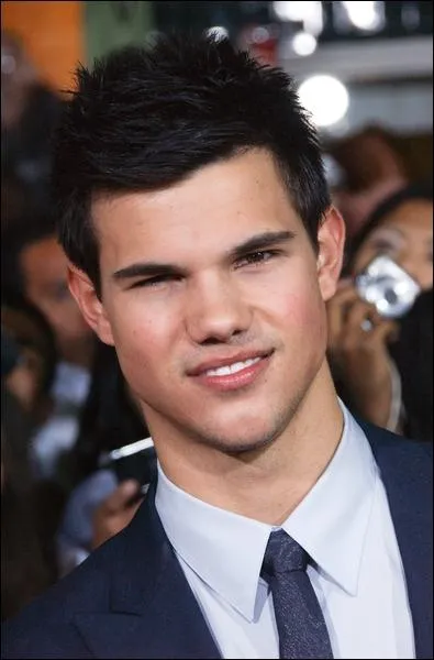 Dans le chapitre 2,  qui Bella dit-elle qu'elle le trouve plutt beau ?