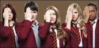 Quel est le signe du groupe dans la photo ?