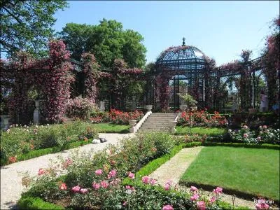 Quelle est cette roseraie qui fut la premire consacre  la reine des fleurs, cre par Jules Gravereaux en 1899 ?