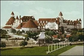 Comment se nomme cet htel situ sur Coronado Island, qui donne sur la baie de San Diego et qui a ouvert ses portes en 1888 ?