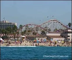 Comment se nomme cette montagne russe en bois dans  Belmont Park , un parc d'attraction situ prs du front de mer  Mission Bay ?