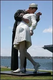 Comment se nomme cette statue dans le port de San Diego, prs du muse porte-avion USS Midway ?