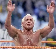 Qui a rendu hommage  Ric Flair lors de sa crmonie d'adieu et celui qui fut le dernier  lui dire au revoir ?