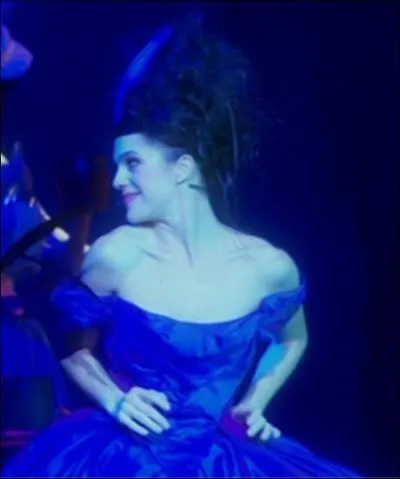 Qu'y a-t-il sur le tatouage au bras droit de Claire Prot ?