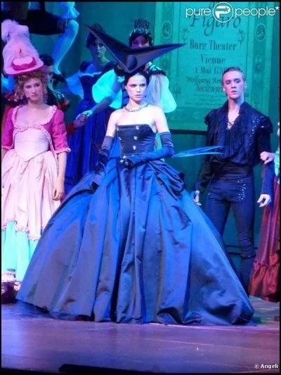 Dans quelle chanson Mlissa Mars porte-t-elle cette robe ?