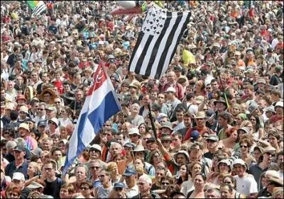 O a-t-il lieu chaque anne, le festival musical  Des vieilles Charrues  qui a t cr en 1992 ?