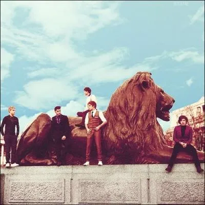 Comment s'appelle le manageur des boys ?