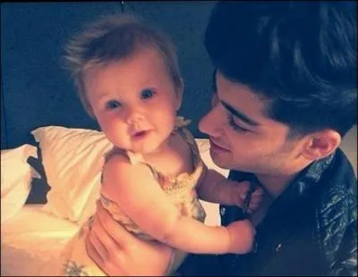 Comment s'appelle la fille de la coiffeuse des One Direction, qui est aussi la nice d'Harry ?