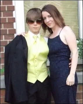 Comment s'appelle sa mre ?