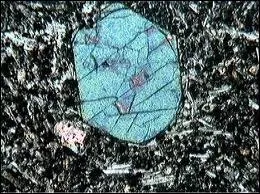 Quel est ce minral de couleur verte, prsent dans le basalte, le gabbro ou la pridotite ? Son altration donne la serpentine.