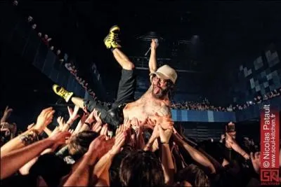 Les membres du groupe ont en concert un moyen  eux de se diffrencier des autres groupes grce  leurs micros. Mais quel est-il ?