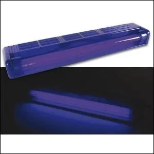 Comment se nomme la lumire utilise par la police d'investigation pour retrouver des traces de fluides humains ?