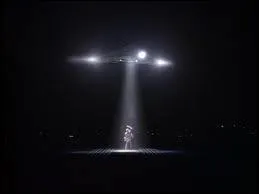 En gnral, que signale l'apparition de lumires soudaines, se dplaant en silence et  grande vitesse, dans la nuit (surtout si simultanment, les montres cessent de fonctionner) ?