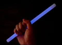 Ceci est un glowstick (ou bton lumineux). Quelle est la source de la lumire qu'il diffuse ?