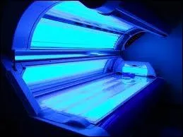 La lumire blanc-bleu caractristique des bancs de bronzage est-elle compose de rayons... ?