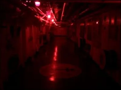 Que signale historiquement une lumire rouge parmi les choix proposs ?