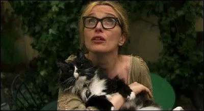 C'est une photo de film que celle-ci montrant quelle actrice avec le chat de ses parents ?