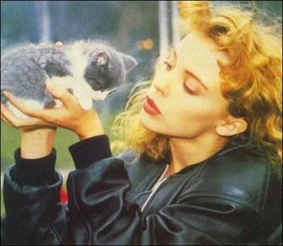 Une jolie chanteuse blonde avec un tout joli petit chat, c'est ?