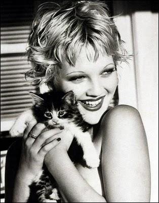 Cette actrice a commenc toute jeune au cinma, et la voici ici calinant un petit chat. C'est ?