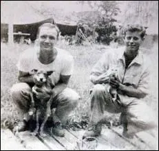 Qui est ce jeune homme qui tient un petit chat qu'il vient de trouver, et qui va devenir un homme politique de premier plan ?