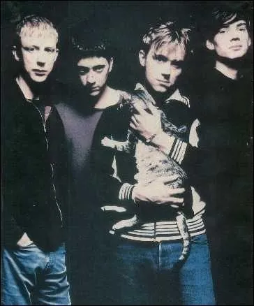 Quel groupe de rock pose ici avec un joli chat ?