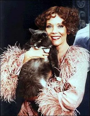 Qui tient ce petit chat qui se perd un peu dans les fanfreluches de la tenue de l'actrice ?