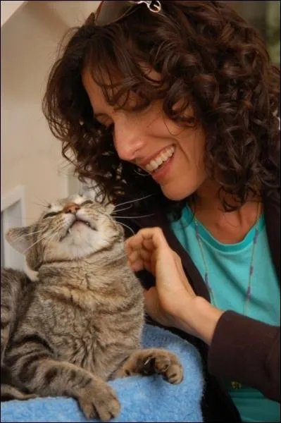 Voici une actrice bien connue des tlspectateurs qui caresse ici un gros minet tigr qui a l'air tout  fait ravi. Qui est-ce ?